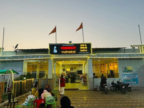 MAHAKAL DHABA AND FAMILY RESTAURANT MEHLUWA CHOURAHA
