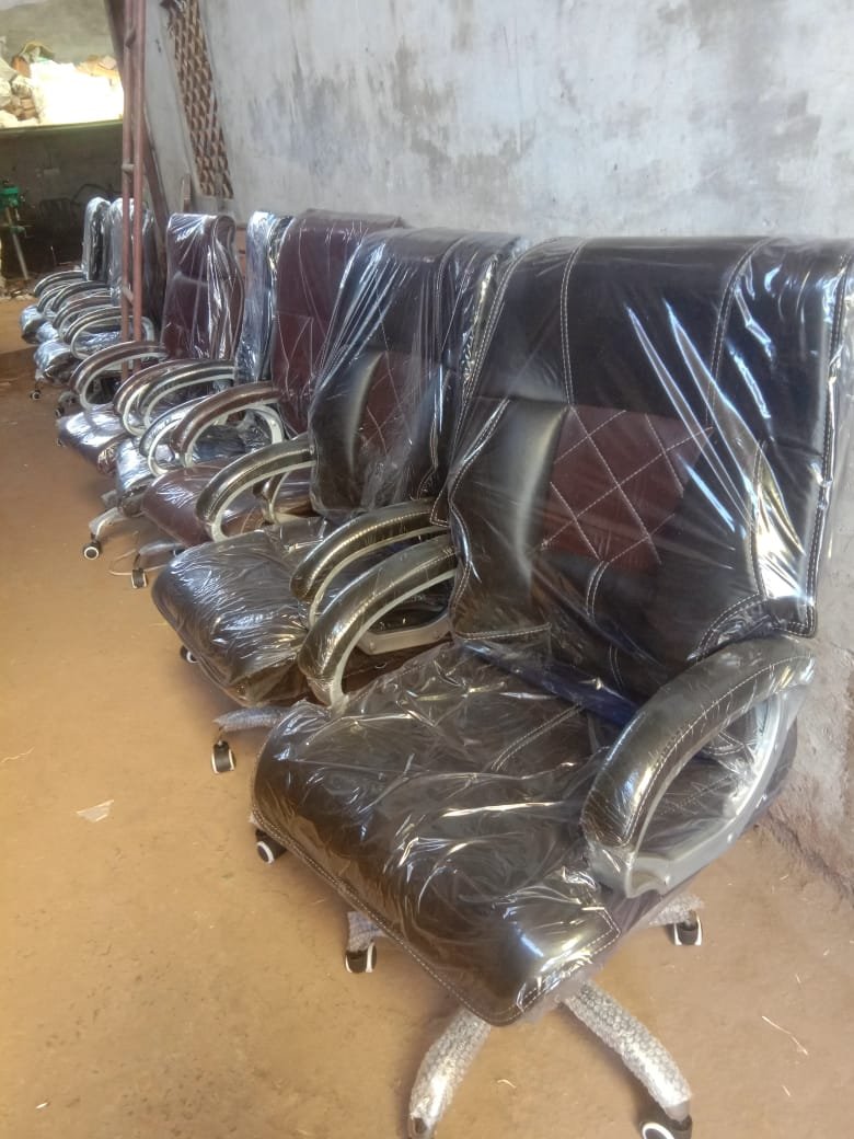 REVOLVING OFFICE CHAIR