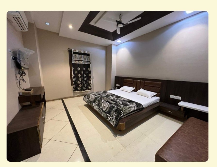 HOTEL ROOM SERVICE