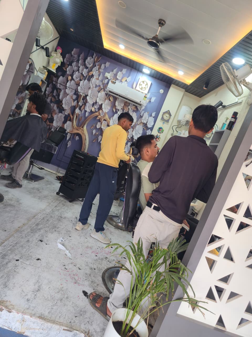 WELCOME TO DEEPAK MENS PARLOUR